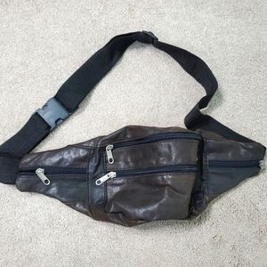 Leather fanny pack Unisex. 100% Argentinian cow leather. Bought in Argentina.